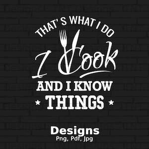 Puede incluir: Texto blanco sobre un fondo de ladrillo negro que dice "That's what I do I cook and I know things". El texto está rodeado por un círculo con un gráfico de tenedor y cuchillo. El texto "Designs Png, Pdf, Jpg" está debajo del círculo.