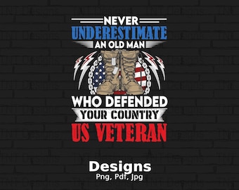 Puede incluir: Un diseño gráfico con un fondo de ladrillo negro y un par de botas militares marrones con un diseño de bandera estadounidense roja, blanca y azul. El texto dice "Nunca subestimes a un viejo que defendió tu país US Veteran".