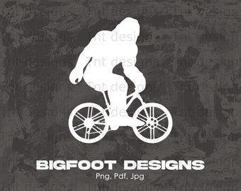 Puede incluir: Una silueta blanca de Bigfoot montando una bicicleta. La imagen tiene un fondo grunge y el texto "BIGFOOT DESIGNS" y "Png, Pdf, Jpg" en la parte inferior.