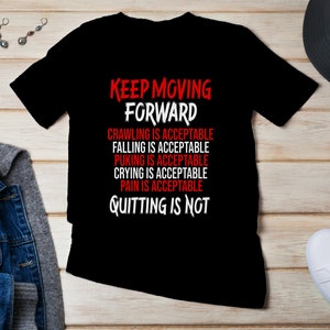 Pode incluir: Camiseta preta com texto vermelho que diz "Keep Moving Forward" e "Crawling is acceptable, Falling is acceptable, Puking is acceptable, Crying is acceptable, Pain is acceptable, Quitting is not."