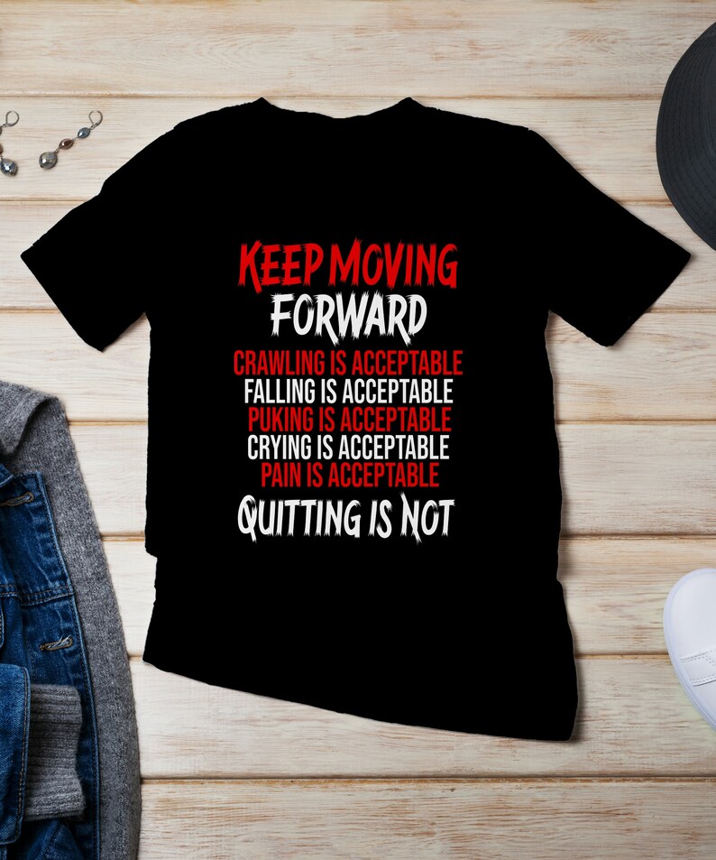 Pode incluir: Camiseta preta com texto vermelho que diz "Keep Moving Forward" e "Crawling is acceptable, Falling is acceptable, Puking is acceptable, Crying is acceptable, Pain is acceptable, Quitting is not."