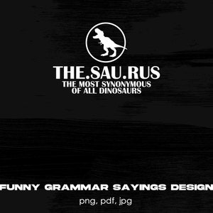 Op de afbeelding: Zwart-wit grafisch ontwerp met een dinosaurus silhouet en de tekst "THE.SAU.RUS THE MOST SYNONYMOUS OF ALL DINOSAURS" en de tekst "FUNNY GRAMMAR SAYINGS DESIGN png, pdf, jpg".