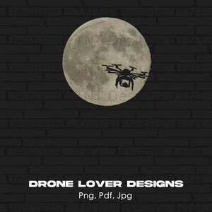 Könnte beinhalten: Eine schwarz-weiße Silhouette einer Drohne, die vor einem Vollmond vor einem dunklen Ziegelmauerhintergrund fliegt. Der Text "DRONE LOVER DESIGNS" befindet sich unter dem Mond, mit den Worten "Png, Pdf, Jpg" darunter.