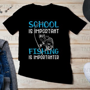 Pode incluir: Camiseta preta com um gráfico branco de uma vara de pesca e um peixe. O texto na camiseta diz "A escola é importante, mas... pescar é mais importante."