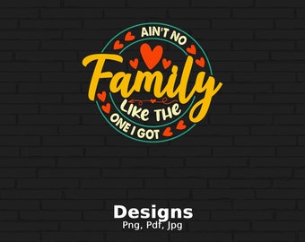 Könnte beinhalten: Eine gelbe und orangefarbene Grafik mit dem Text "Ain't no Family like the one I got" in einem Kreis mit roten Herzen drumherum. Der Hintergrund ist eine schwarze Backsteinmauer.