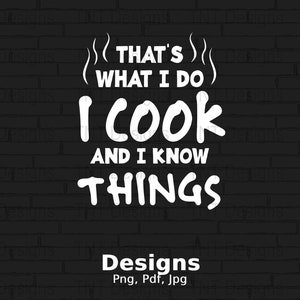 Puede incluir: Texto blanco sobre un fondo de ladrillo negro que dice "That's what I do I cook and I know things". Debajo del texto se puede leer "Designs Png, Pdf, Jpg".