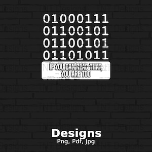 Può includere: Un'immagine in bianco e nero di un muro di mattoni con il testo "IF YOU CAN READ THAT, YOU ARE TOO" in una cornice bianca. Il testo è circondato da una serie di numeri di codice binario. Il testo "Designs Png, Pdf, Jpg" è nella parte inferiore dell'immagine.