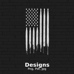 Könnte beinhalten: Ein weißes, abgenutztes Design einer amerikanischen Flagge mit Schlagstöcken anstelle der roten Streifen. Das Design befindet sich auf einem schwarzen Ziegelhintergrund. Der Text "Designs Png, Pdf, Jpg" befindet sich unter dem Bild.