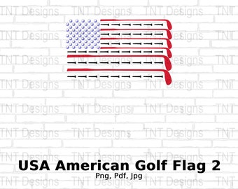 Op de afbeelding: Een rood, wit en blauwe Amerikaanse vlag met golfclubs die de strepen vervangen. De vlag bevindt zich op een witte bakstenen achtergrond. De tekst "USA American Golf Flag 2" bevindt zich onder de vlag. De tekst "Png, Pdf, Jpg" bevindt zich onder de tekst.