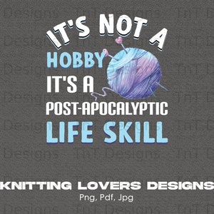 Puede incluir: Un fondo gris con texto blanco que dice "No es un hobby, es una habilidad postapocalíptica". Hay una bola de lana azul y morada con una aguja en ella. El texto "Knitting Lovers Designs Png, Pdf, Jpg" está en la parte inferior de la imagen.
