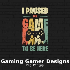 Pode incluir: Um design gráfico retrô com um controle de videogame e o texto "Pausei meu jogo para estar aqui". O design está em um fundo de tijolos.