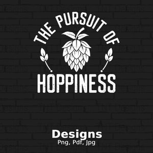 Può includere: Testo bianco su uno sfondo di mattoni neri che dice "The Pursuit of Happiness" con una grafica di cono di luppolo stilizzata al centro.