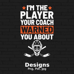 Könnte beinhalten: Ein schwarz-weißes Grafikdesign auf einem Ziegelhintergrund. Die Grafik zeigt eine Hockeytorwartmaske mit zwei gekreuzten Hockeyschlägern dahinter. Der Text lautet "★I'M THE PLAYER YOUR COACH WARNED YOU ABOUT★" und "Designs Png, Pdf, Jpg".