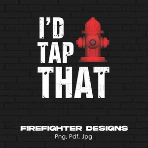 Może przedstawiać: Biały tekst na czarnym tle z cegły głosi "I'd Tap That" z grafiką czerwonego hydrantu po prawej stronie tekstu. Pod tekstem znajduje się "FIREFIGHTER DESIGNS" i "Png, Pdf, Jpg".