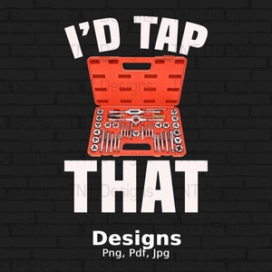 Puede incluir: Una caja de herramientas roja con el texto "I'd Tap That" en letras blancas. La caja de herramientas está abierta y contiene un juego de machos y matrices de metal. El fondo es una pared de ladrillo negro. Designs. Png, Pdf, Jpg.