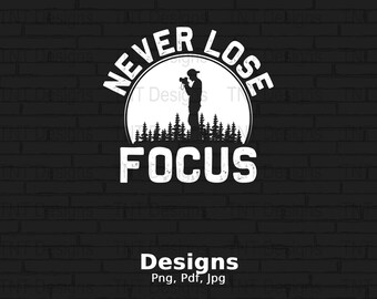 Nunca perca o foco Arquivo PNG digital, Fotógrafo do pôr do sol, Câmera vintage PNG, Fotografia PNG, Design de camiseta de fotógrafo, Download instantâneo