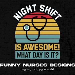 Op de afbeelding: Een retro-grafisch ontwerp met een stethoscoop en een zonsondergang op de achtergrond. De tekst luidt "Night Shift is Awesome! What Day is it?" en "Funny Nurses Designs".