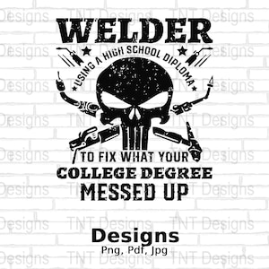 Soldador usando un diploma de escuela secundaria para arreglar lo que su título universitario arruinó Descarga de archivos png digital, diseño divertido de camiseta de calavera de soldadura