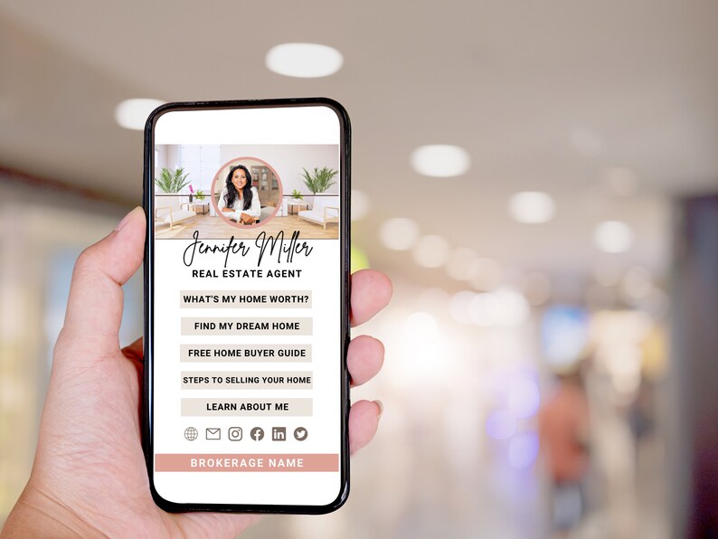 Puede incluir: La pantalla de un tel&eacute;fono m&oacute;vil que muestra la informaci&oacute;n de contacto de un agente inmobiliario. La pantalla muestra una foto de Jennifer Miller, su nombre, el t&iacute;tulo "Agente inmobiliario" y una lista de servicios ofrecidos, que incluyen "&iquest;Cu&aacute;nto vale mi casa?", "Encuentra tu casa de ensue&ntilde;o", "Gu&iacute;a gratuita para compradores de vivienda" y "Pasos para vender tu casa". La pantalla tambi&eacute;n incluye iconos de redes sociales y el texto "BROKERAGE NAME".