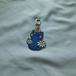 Gato gris azulado con margaritas (acrílico), dije colgante, dije con clip para bolso, cartera o mochila