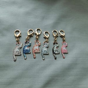 Dije colgante de gatos felices, con clip, para monedero, bolso o billetera.