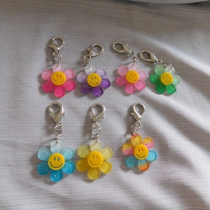 Daisy Smiley Face Zipper Pull, Clip on Charm, Bag Charm, Backpack, Purse, Bag Charm