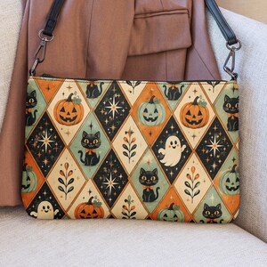 Borsa a tracolla in ecopelle di Halloween con motivo patchwork arlecchino, borse stampate in stile vintage con zucche, fantasmi e gatto nero.