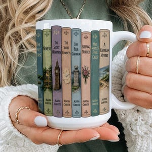 Miss Marple boksamling keramikmugg Agatha Christie konsttryck kaffemuggar mordmysterium älskare presentidéer kakaokopp detektivkonstverk
