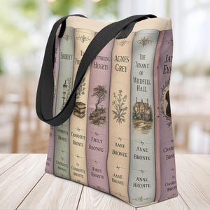 Puede incluir: Un bolso tote con un estampado de lomos de libros antiguos de las hermanas Brontë, incluyendo títulos como Shirley, Wuthering Heights, Agnes Grey y Jane Eyre. El bolso tiene asas de tela negra y un diseño multicolor en tonos pastel.