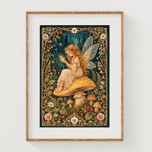 Op de afbeelding: Een ingelijste kunstdruk met een figuur met lang haar en doorschijnende vleugels die op een grote gele paddenstoel zit. De scène is omgeven door een decoratieve rand van bloemen, bladeren en kleinere paddenstoelen tegen een donker bos.