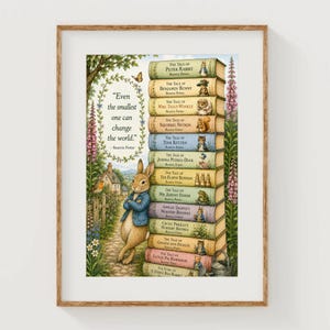 Può includere: Una stampa incorniciata con una pila di libri di Beatrix Potter accanto a Peter Rabbit su un sentiero. Il testo recita: "Even the smallest one can change the world." L'illustrazione include fiori colorati, un cottage e una farfalla.