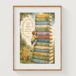 Peut inclure: Une impression encadrée montrant une pile de livres de A.A. Milne avec un enfant atteignant le sommet. Winnie l'ourson et Porcinet sont à proximité dans une forêt. Le texte indique : It makes such a difference to have someone who believes in you.