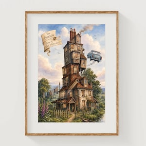 Puede incluir: Una lámina artística enmarcada que muestra una casa de ladrillo alta de varios pisos con una estructura torcida. Un coche antiguo azul claro vuela en el cielo. Una pancarta de pergamino en la esquina superior izquierda dice The Burrow Home of the Weasleys.
