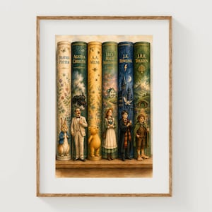 Könnte beinhalten: Ein gerahmter Druck mit einer Reihe klassischer Buchrücken mit Autorennamen. Illustrationen von Figuren wie Peter Hase, Winnie Puuh und Harry Potter stehen vor den Büchern. Das Kunstwerk hat eine Vintage-Ästhetik eines Märchenbuchs.