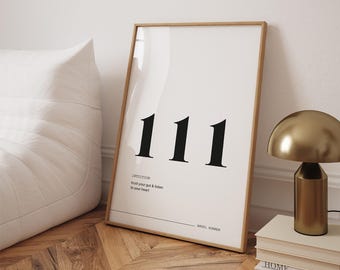 Könnte beinhalten: Ein gerahmter Druck mit der schwarzen Zahl "111". Darunter steht "INTUITION trust your gut & listen to your heart." Eine goldfarbene Lampe und Bücher sind zu sehen.