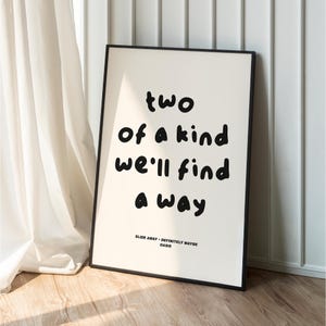 Teksty piosenek britpopowych w wersji drukowanej: Definitely Maybe, cytat z piosenki britpopowej z lat 90., scenariusz retro (do pobrania w wersji cyfrowej)