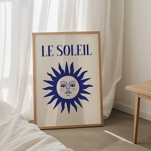 Impresión de Le Soleil • Póster del sol, descarga digital retro de estética azul bohemia francesa, arte de pared de casa de playa de verano costero con cita del sol y dopamina