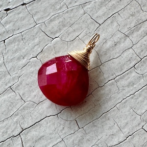 Robijn hanger, vergulde ketting, vergulde edelsteen hanger, optionele ketting