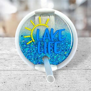 Peut inclure: Ensemble de trois tasses en céramique avec une finition mate et mouchetée. Les tasses sont de couleur crème, marron clair et marron foncé. Chaque tasse a un design simple et minimaliste, parfait pour le café ou le thé.