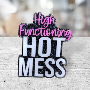 Könnte beinhalten: Ein schwarzer und weißer Glitzerhintergrund mit dem Text "High Functioning HOT MESS" in rosa und weißen Buchstaben.