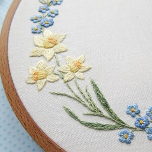 Daffodils and Forget-Me-Nots Hand Embroidery PDF Pattern, Spring Floral Needle-Painting, Botanical DIY Embroidery, Floral Wreath Embroidery image 5