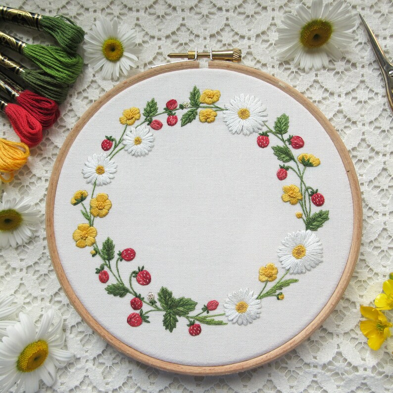 Strawberry Daisy Wreath Hand Embroidery Pattern (PDF) - Etsy