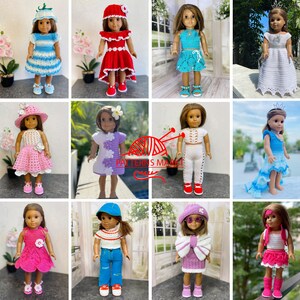Op de afbeelding: Twaalf verschillende gehaakte poppenoutfits voor 45 cm poppen. De outfits omvatten jurken, rokken, tops, broeken en hoeden. De outfits zijn gemaakt in verschillende kleuren, waaronder roze, blauw, rood, wit en paars.
