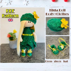 Puede incluir: Patrón de muñeca Tilda de crochet en PDF, con un vestido, un sombrero y zapatos verdes. La muñeca tiene el pelo rubio y una flor amarilla en el sombrero. El patrón incluye instrucciones para hacer el cuerpo y la ropa de la muñeca.