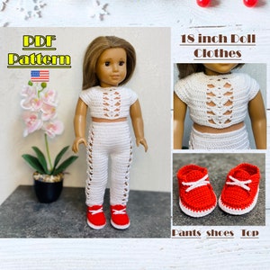 Op de afbeelding: Haakpatroon voor 18 inch poppenkleding. Het patroon bevat een wit crop top, broek en rode schoenen. Het patroon is beschikbaar als PDF-download. PDF-patroon.