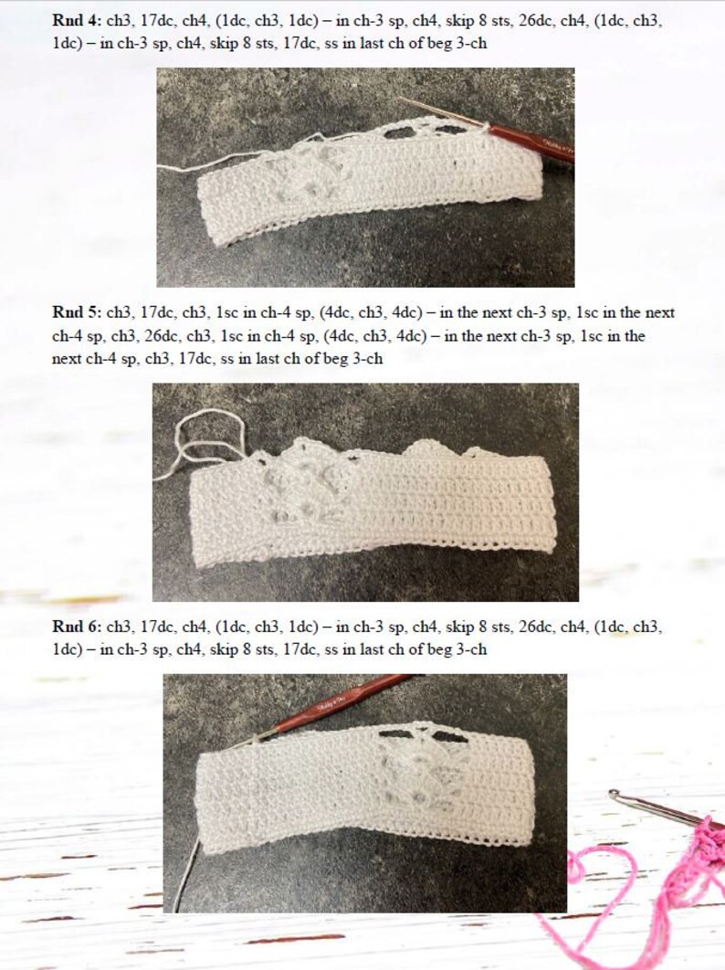Op de afbeelding: Haakinstructies voor een wit gehaakt hoofdband. De instructies omvatten het aantal steken en het type steek dat moet worden gebruikt. De afbeelding toont het haakwerk in uitvoering.