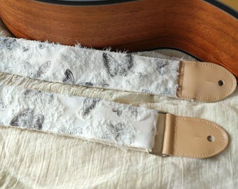 Exquisita correa de guitarra de estilo francés con diseño de mariposa fluida, hecha a mano en algodón y lino con extremos de cuero. Correa universal para guitarra.