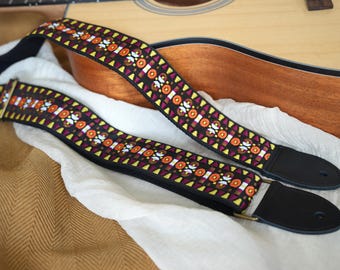Correa de guitarra tejida multicolor, hecha a mano, de lino y algodón, con extremos de cuero. Regalo de guitarra para ella o para él. Correa de guitarra para regalo de cumpleaños.