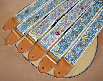 Correa de guitarra floral estilo campestre francés, de algodón y lino con extremos de cuero. Regalo universal y personalizado para guitarristas. Disponible en 3 colores.