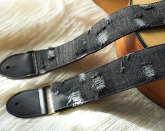 Correa de guitarra de mezclilla gris con extremos de cuero, bordes deshilachados y parches desgastados. Estilo rock clásico. Personalizable con nombre. Ideal como regalo de cumpleaños.